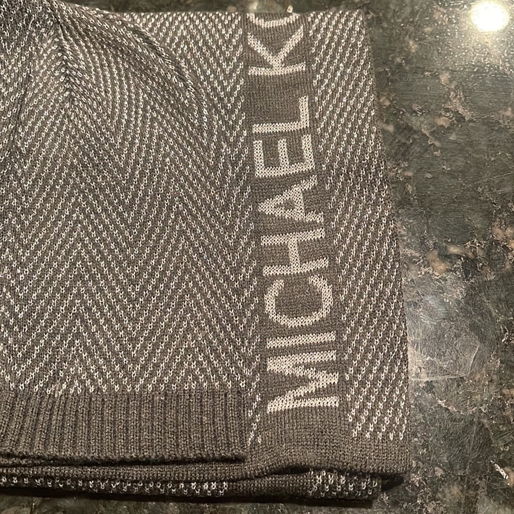 MICHAEL KORS SCARD AND WINTER HAT - Picture 3 of 4